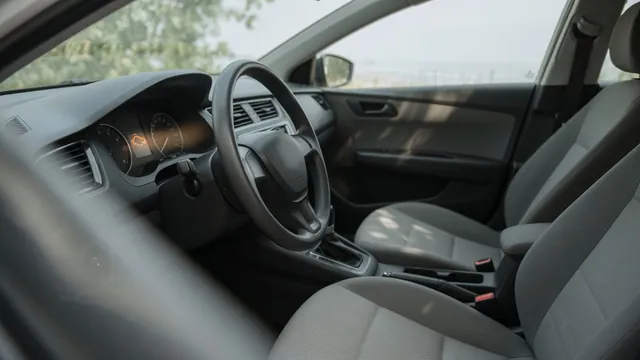 Illustration of an illuminated amber engine warning symbol beside a Honda Pilot dashboard