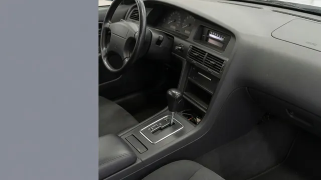 Vehicle gear selector and instrument panel displaying transmission position indicators