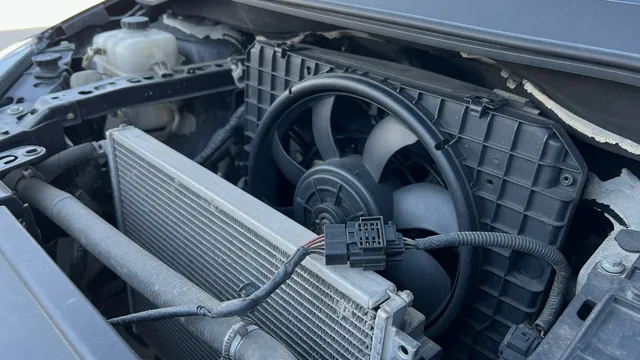 Automotive cooling fan assembly and electrical connector beside a radiator with the engine off