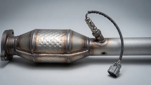 Illustration of a downstream oxygen sensor mounted in an exhaust pipe after the catalytic converter