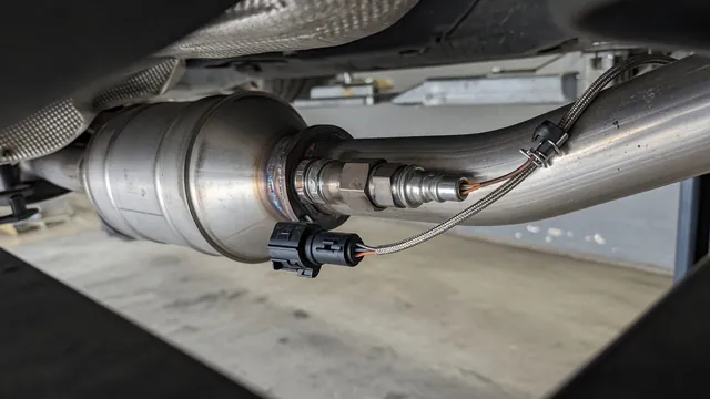 Illustration of a downstream oxygen sensor and its heater wiring near an exhaust pipe