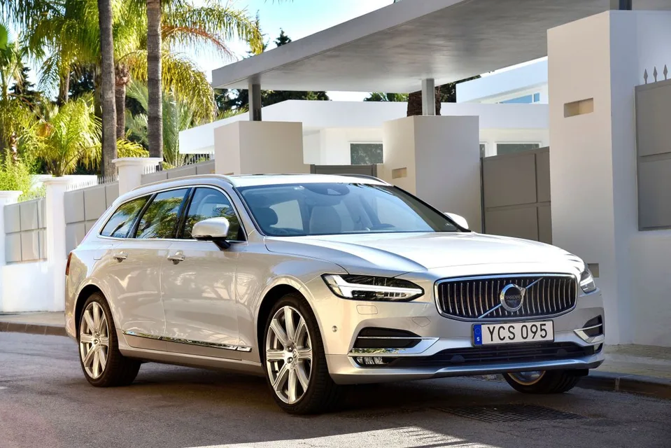 Volvo V90, generation photo