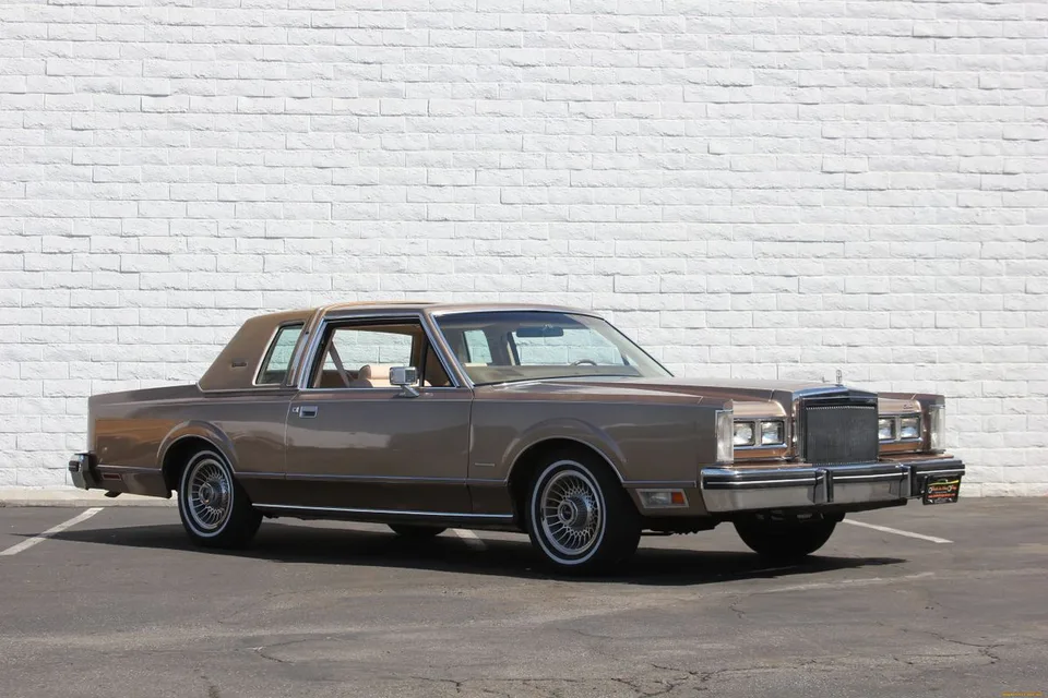 Lincoln Town Car, generation photo