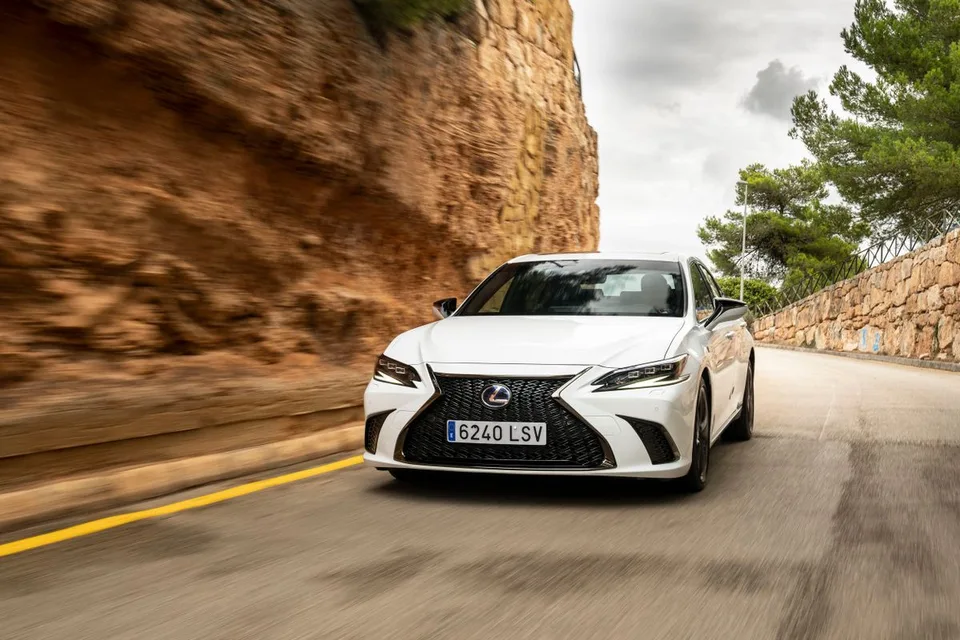 ES 7 generation, restyling 2