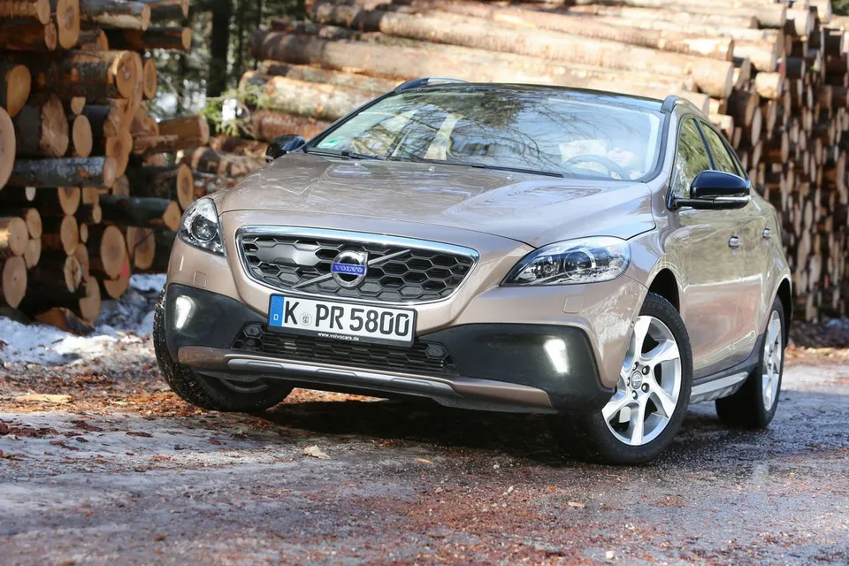 V40 Cross Country 1 generation, restyling