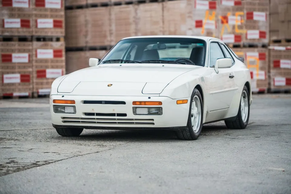 Porsche 944, generation photo