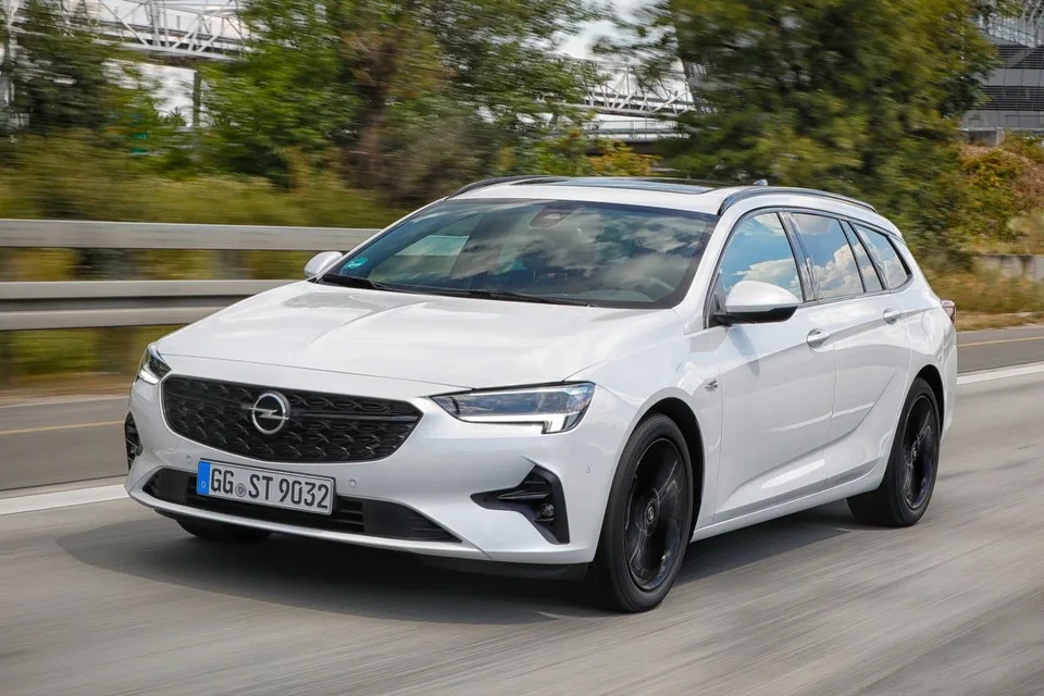 Insignia 2 generation, restyling 1