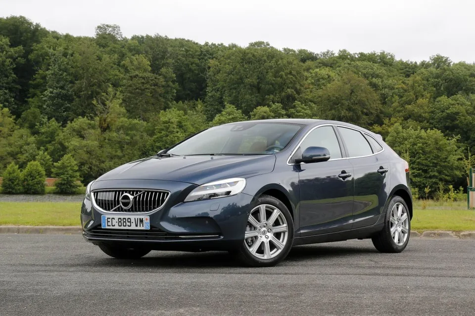 V40 2 generation, restyling